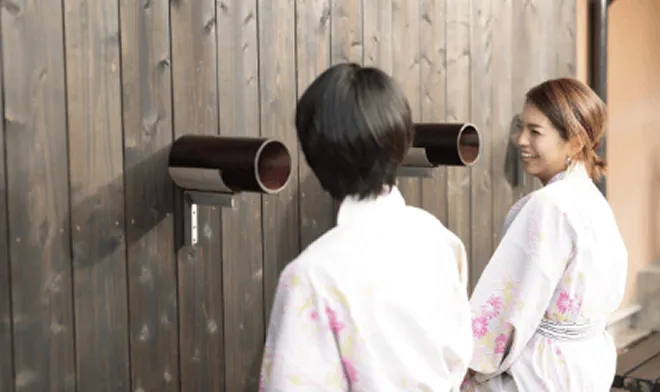 ひょうたん温泉の温泉吸引を、女性２人が楽しんでいる様子